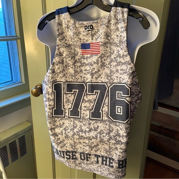 Pro reversible tank for any fan of militarism or proud Americans. Pristine shirt - Picture 6 of 9